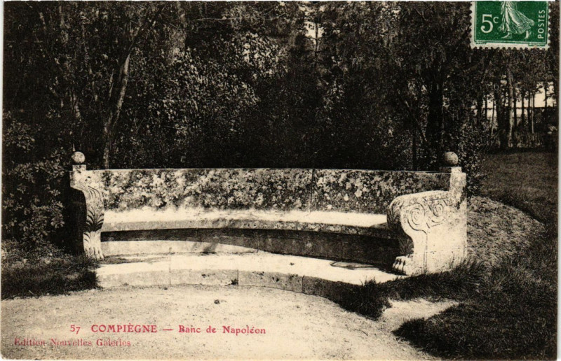 Carte postale ancienne Compiegne - Banc de Napoleon à Compiègne