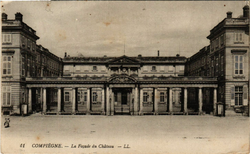 Carte postale ancienne Compiegne - La Facade de Chateau à Compiègne