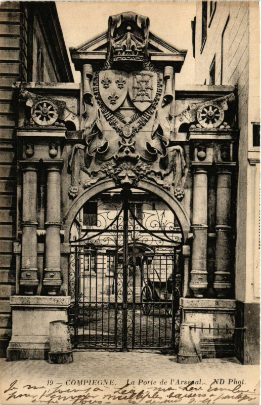 Carte postale ancienne Compiegne - La Porte de l'Arsenal à Compiègne