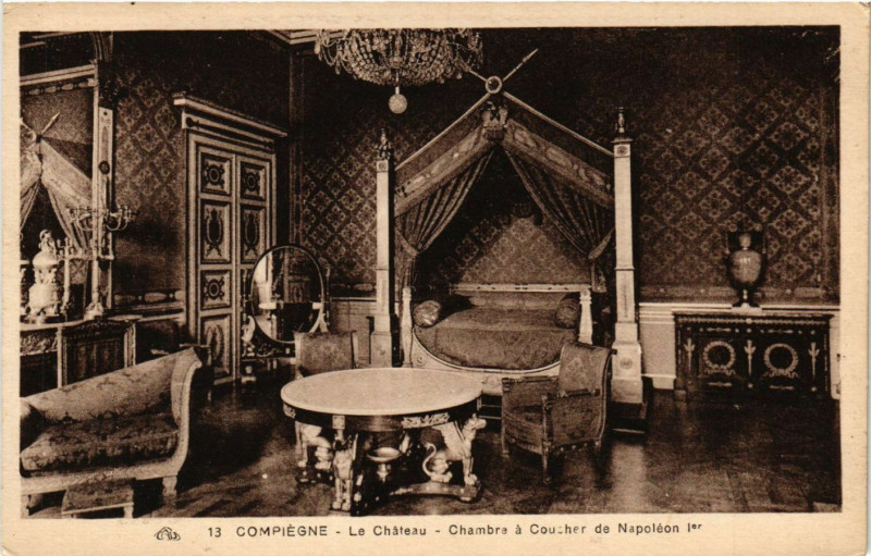 Carte postale ancienne Compiegne - Le Chateau - Chambre a Coucher de Napoleon Ier à Compiègne