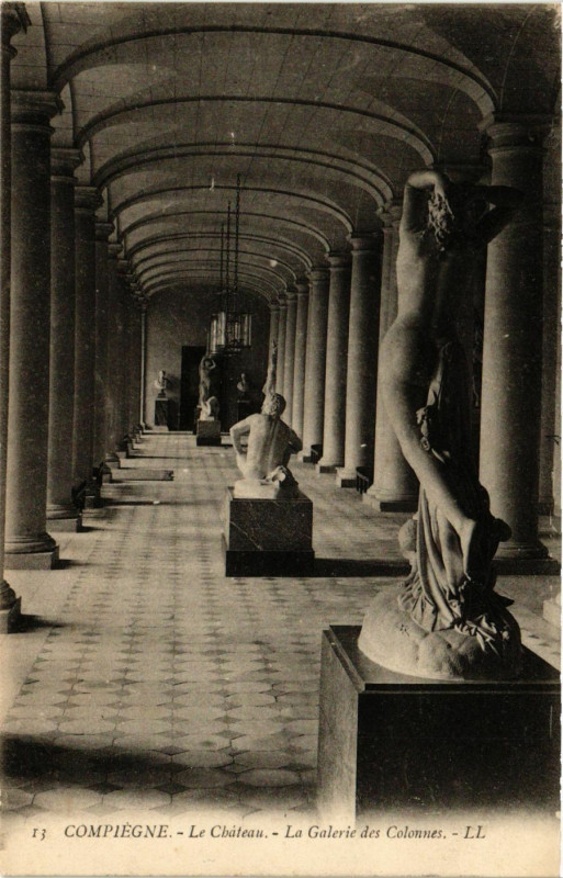 Carte postale ancienne Compiegne - Le Chateau - La Galerie des Colonnes à Compiègne