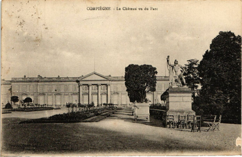 Carte postale ancienne Compiegne - Le Chateau vu du Parc à Compiègne
