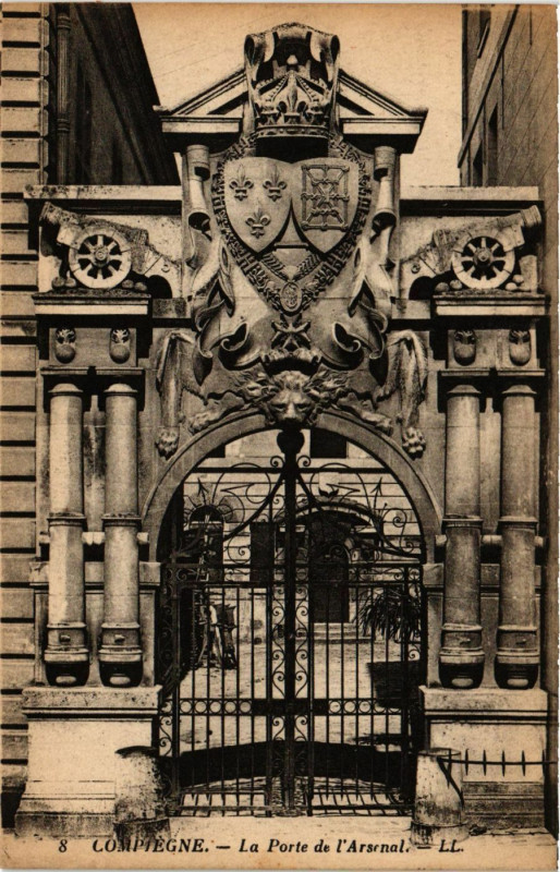 Carte postale ancienne Compiegne - La Porte de l'Arsenal à Compiègne