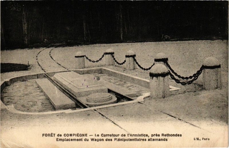 Carte postale ancienne Foret de Compiegne - Le Carrefour de l'Armistice pres Rothondes à Compiègne