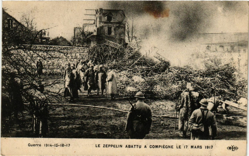 Carte postale ancienne Guerre 1914-15-16-17-Le Zeppelin Abattu a Compiegne 17 Mars 1917 à Compiègne