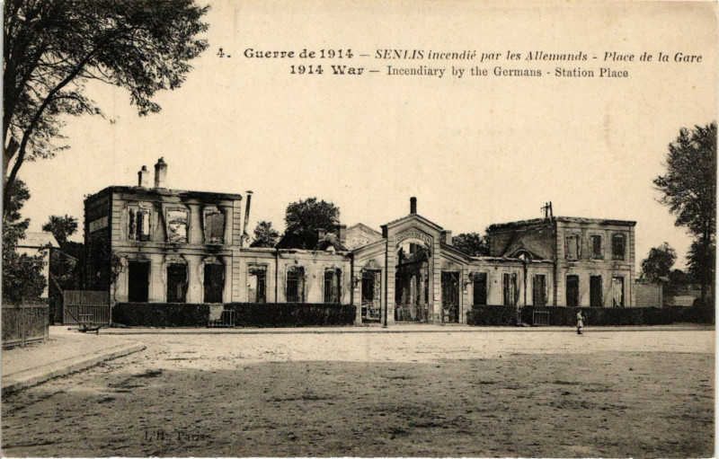 Carte postale ancienne Guerre de 1914 Senlis incendie par les Allemands Place de la Gare à Senlis