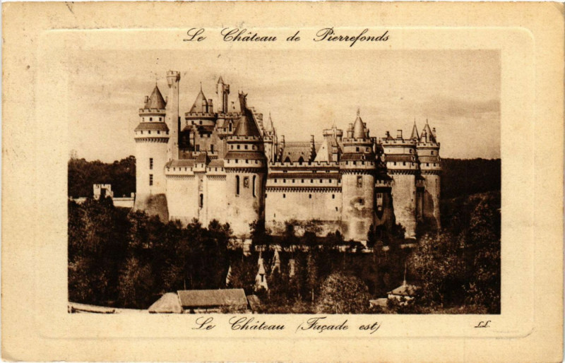 Carte postale ancienne Le Chateau de Pierrefonds - Le Chateau (Facade est) à Pierrefonds
