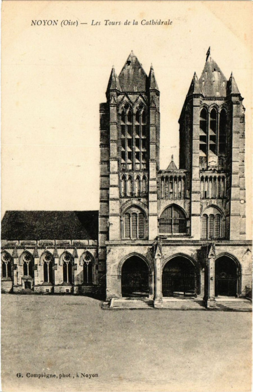 Carte postale ancienne Noyon - Les Tours de la Cathedrale à Noyon
