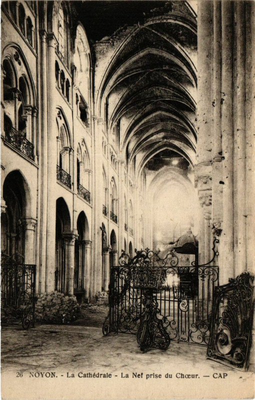Carte postale ancienne Noyon - La Cathedrale - La Nef prise de Choeur à Noyon