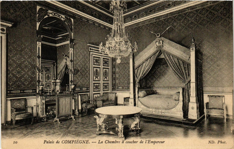 Carte postale ancienne Palais de Compiegne - La Chambre a coucher de l'Empereur à Compiègne