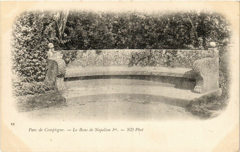 Carte postale ancienne Parc de Compiegne - Le Banc de Napoleon Ier à Compiègne