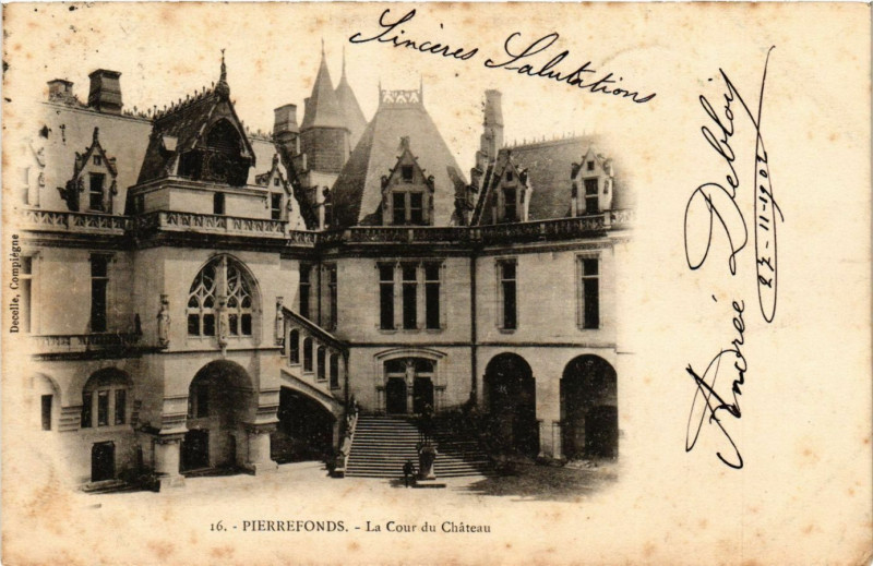 Carte postale ancienne Perrefonds - La Cour de Chateau