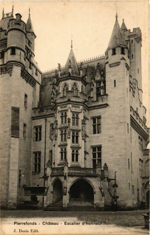 Carte postale ancienne Pierrefonds - Chateau - Escalier d'honneur à Pierrefonds