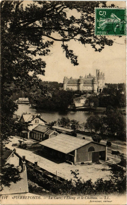 Carte postale ancienne Pierrefonds - La Gare L'Etang et le Chateau à Pierrefonds