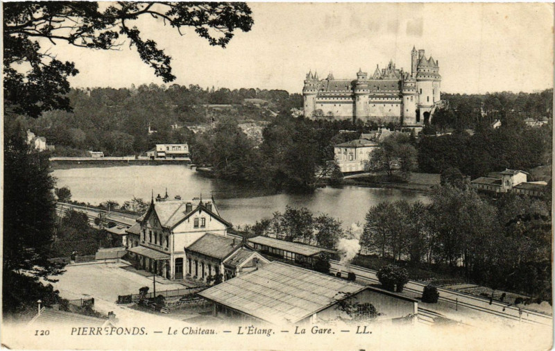 Carte postale ancienne Pierrefonds - Le Chateau - L'Etang - La Gare à Pierrefonds