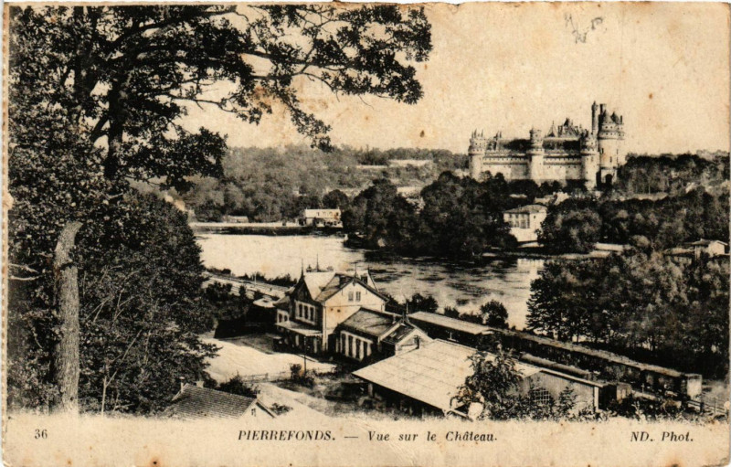 Carte postale ancienne Pierrefonds - Vue sur le Chateau à Pierrefonds