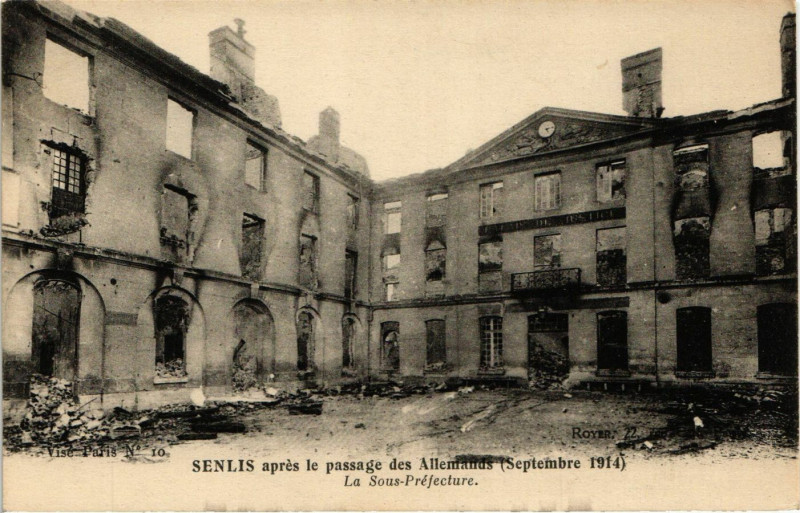 Carte postale ancienne Senlis apres le passage de Allemands (Septembre 1914) La Sous.... à Senlis
