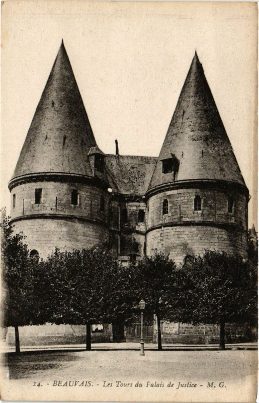 Carte postale ancienne Beauvais - Les Tours du Palais de Justice à Beauvais