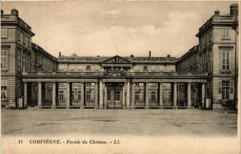 Carte postale ancienne Compiegne - Facade du Chateau à Compiègne