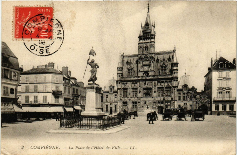 Carte postale ancienne Compiegne - La Place de l'Hotel-de-Ville à Compiègne