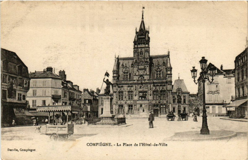Carte postale ancienne Compiegne - La Place de l'Hotel-de-Ville à Compiègne