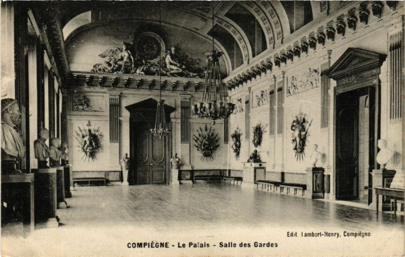 Carte postale ancienne Compiegne - Le Palais - Salle des Gardes à Compiègne