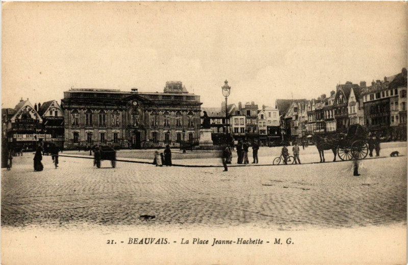 Carte postale ancienne Beauvais - La Place Jeanne-Hachette à Beauvais