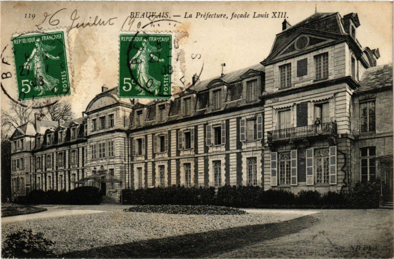 Carte postale ancienne Beauvais - La Prefecture facade Louis Xiii à Beauvais
