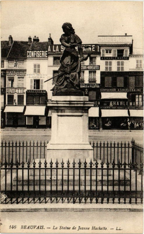 Carte postale ancienne Beauvais - La Statue de Jeanée Hachette à Beauvais