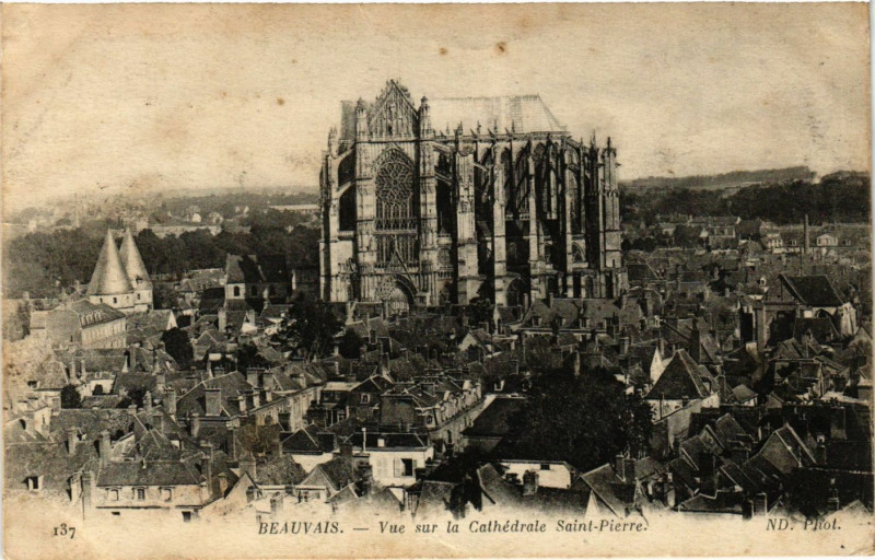 Carte postale ancienne Beauvais - Vue sur la Cathedrale Saint-Pierre à Beauvais