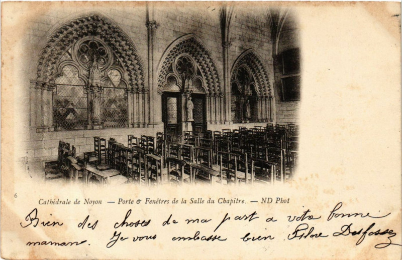 Carte postale ancienne Cathedrale de Noyon - Porte & Fenetres de la Salle du Chapitre à Noyon