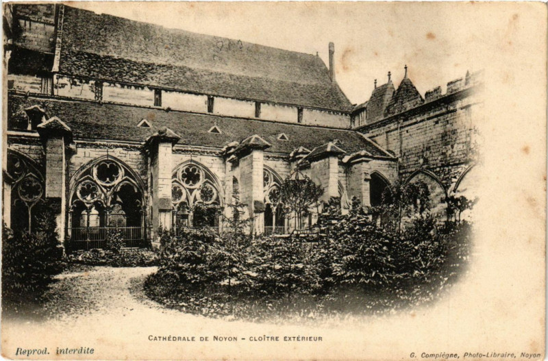 Carte postale ancienne Cathedrale de Noyon - Cloitre Exterieur à Noyon