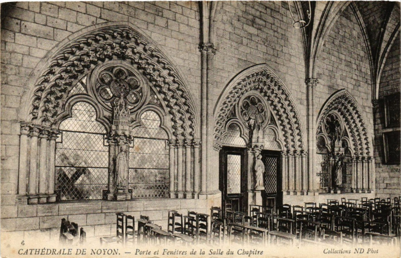 Carte postale ancienne Cathedrale de Noyon - Porte et Fenetres de la Salle du Chapitre à Noyon