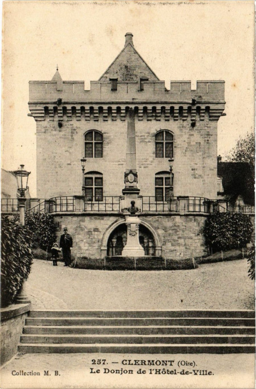 Carte postale ancienne Clermont - Le Donjon de l'Hotel-de-Ville à Clermont