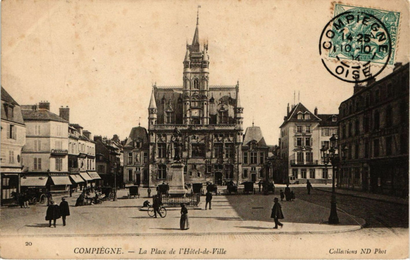 Carte postale ancienne Compiegne - La Place de l'Hotel-de-Ville à Compiègne