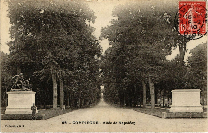 Carte postale ancienne Compiegne - Allée de Napoleon à Compiègne
