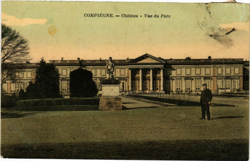 Carte postale ancienne Compiegne - Chateau - Vue du Parc à Compiègne