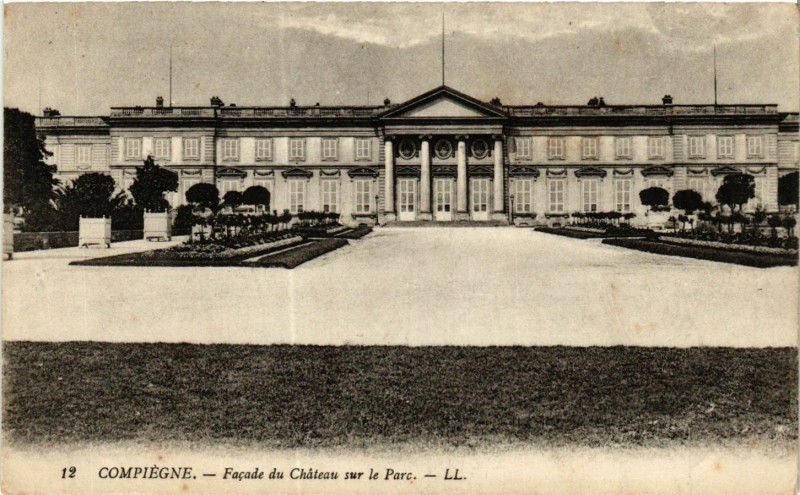 Carte postale ancienne Compiegne - Facade du Chateau sur le Parc à Compiègne