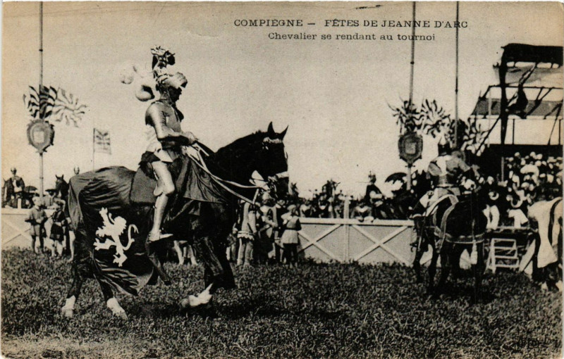 Carte postale ancienne Compiegne Fetes de Jeanne d'Arc Chevalier se rendant au tournot à Compiègne