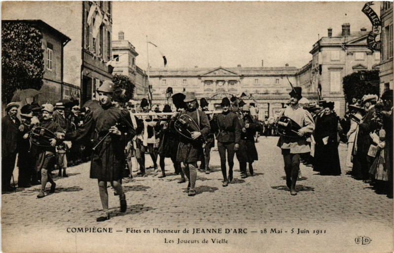 Carte postale ancienne Compiegne - Fetes de Jeanne d'Arc - Le cortege dans la foret à Compiègne