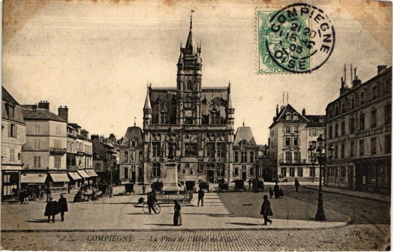 Carte postale ancienne Compiegne - La Place de l'Hotel-de-Ville à Compiègne