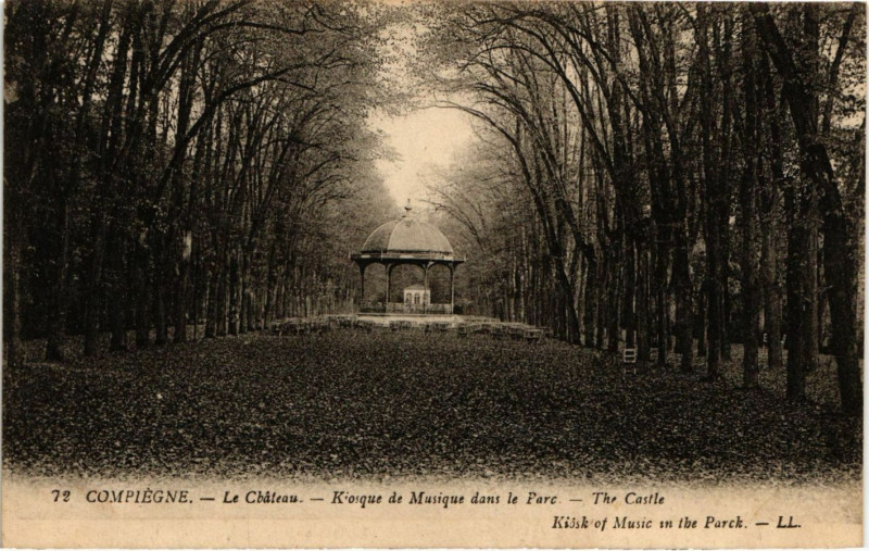 Carte postale ancienne Compiegne - Le Chateau - Kiosque de Musique dans le Parc à Compiègne