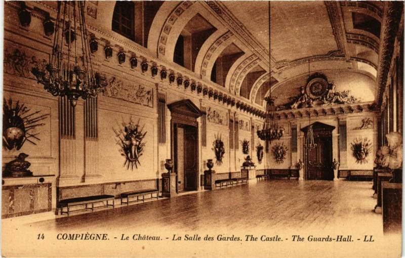 Carte postale ancienne Compiegne - Le Chateau - La Salle des Gardes-The Castle à Compiègne