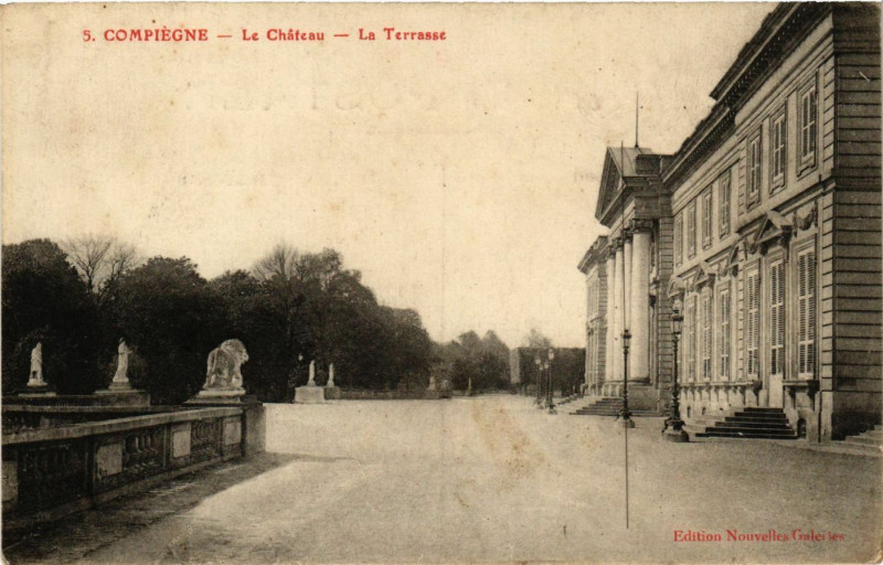 Carte postale ancienne Compiegne - Le Chateau - La Terrasse à Compiègne