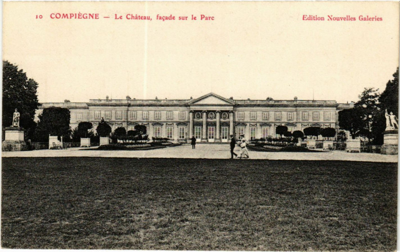 Carte postale ancienne Compiegne - Le Chateau facade sur le Parc à Compiègne