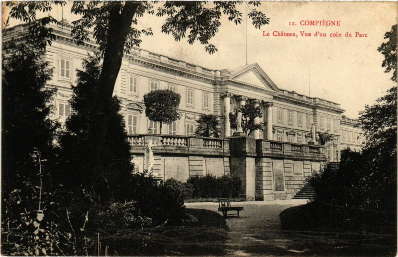 Carte postale ancienne Compiegne - Le Chateau Vue d'un coin du Parc à Compiègne