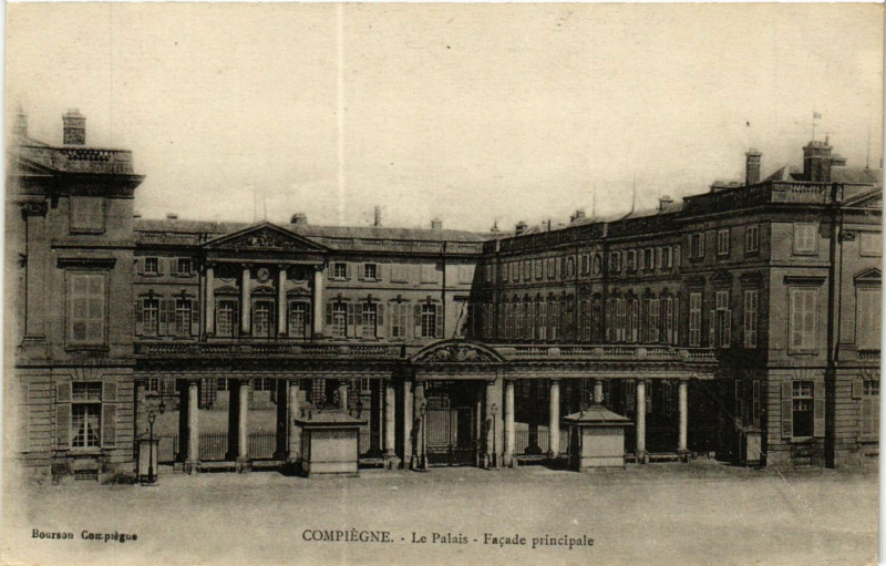 Carte postale ancienne Compiegne - Le Palais - Facade principale à Compiègne