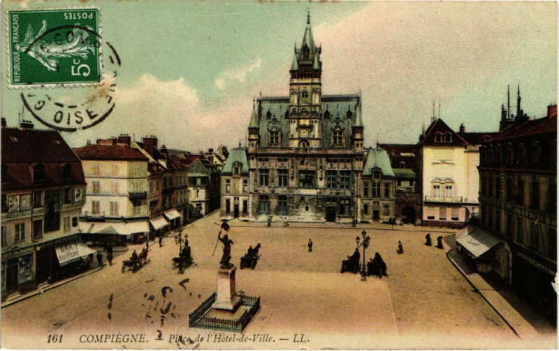 Carte postale ancienne Compiegne - Place de l'Hotel-de-Ville à Compiègne
