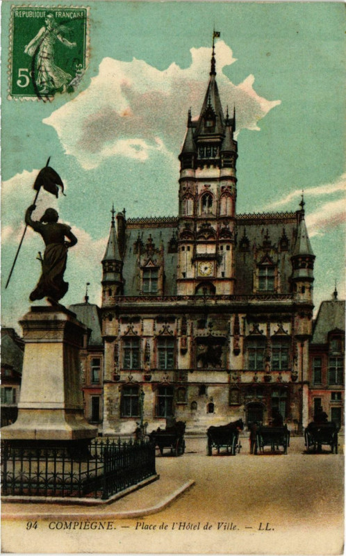 Carte postale ancienne Compiegne - Place de l'Hotel-de-Ville à Compiègne