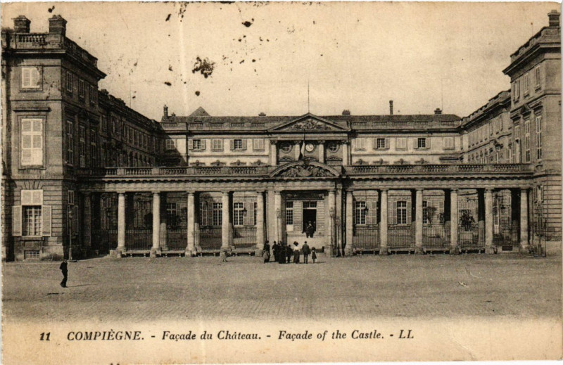 Carte postale ancienne Compiegne - Facade du Chateau - Facade of the Castle à Compiègne